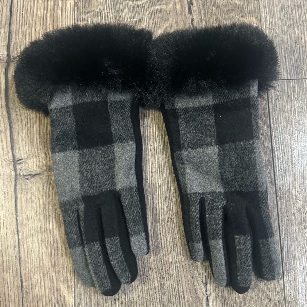 NWT MudPie Black and Grey Checkered Plaid Fur Cuff Gloves